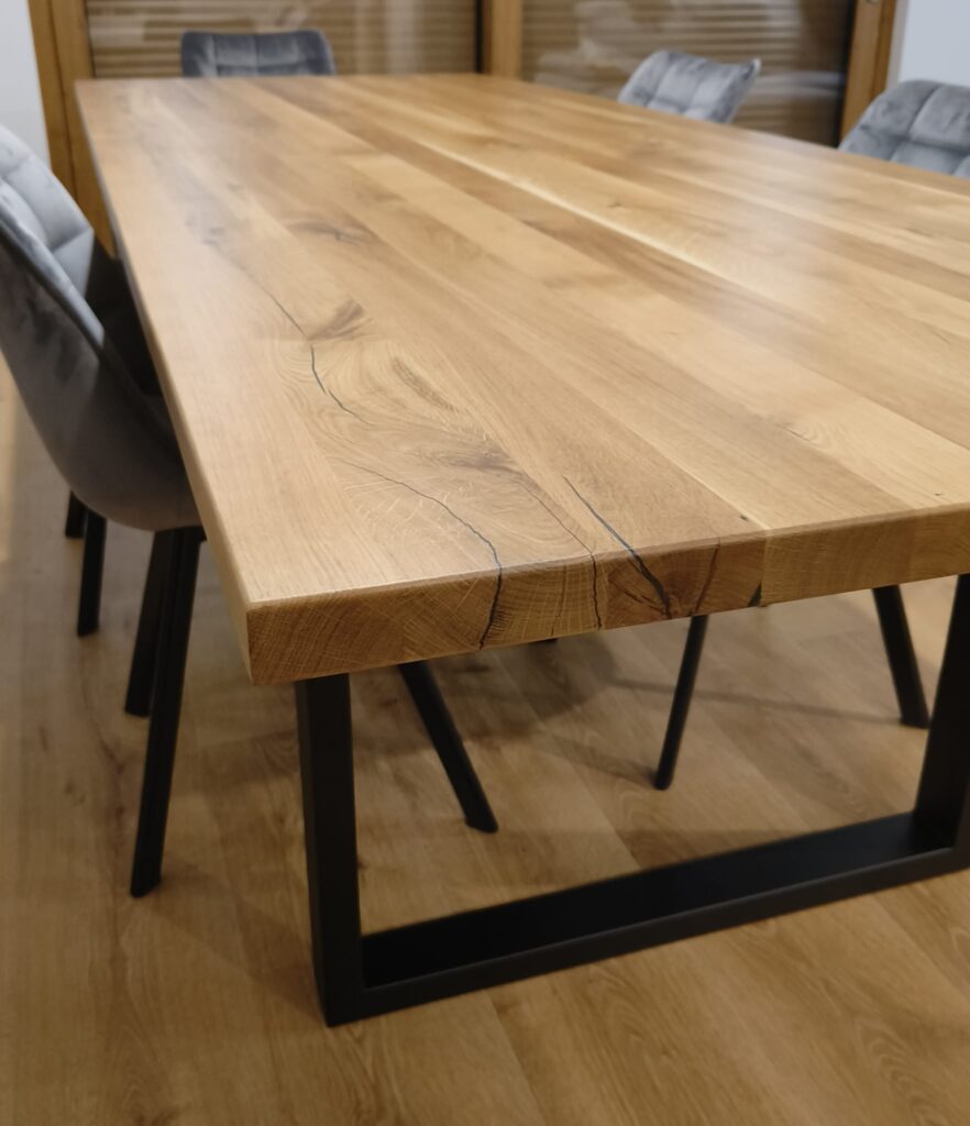 Jasny blat w industrialnym wykończeniu