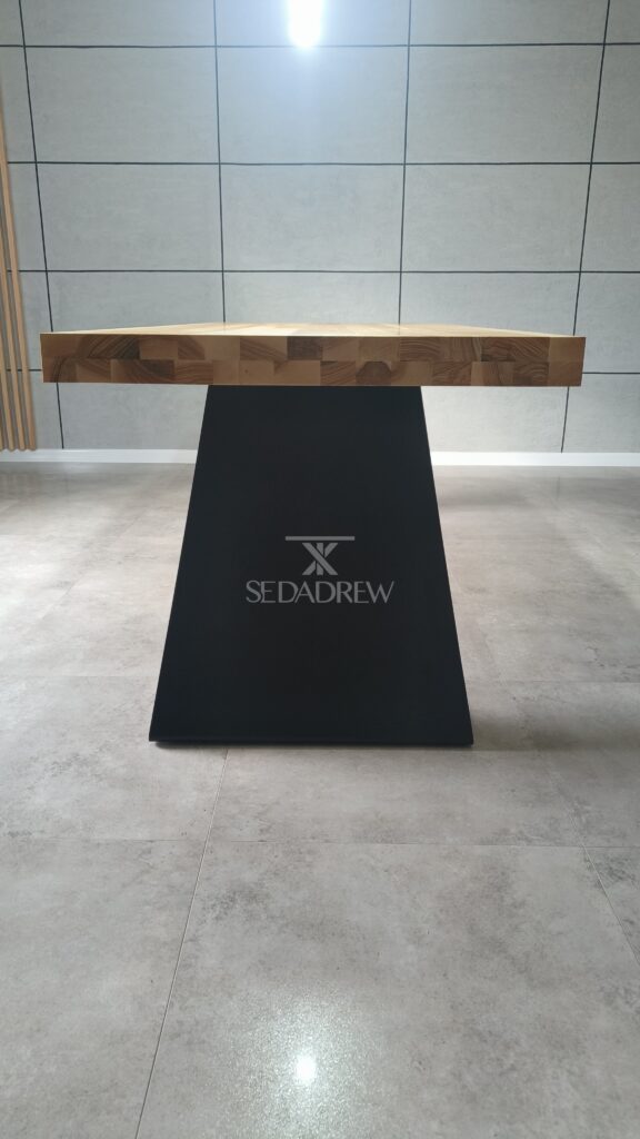 Solidny stół z czarną masywną podstawą