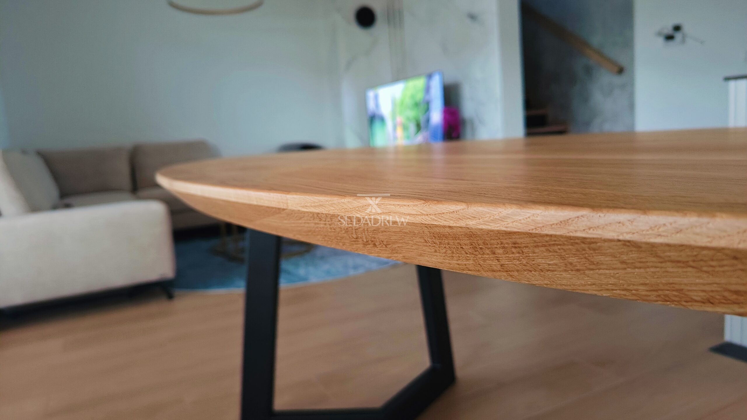 Blat z litego drewna w ciepłym odcieniu