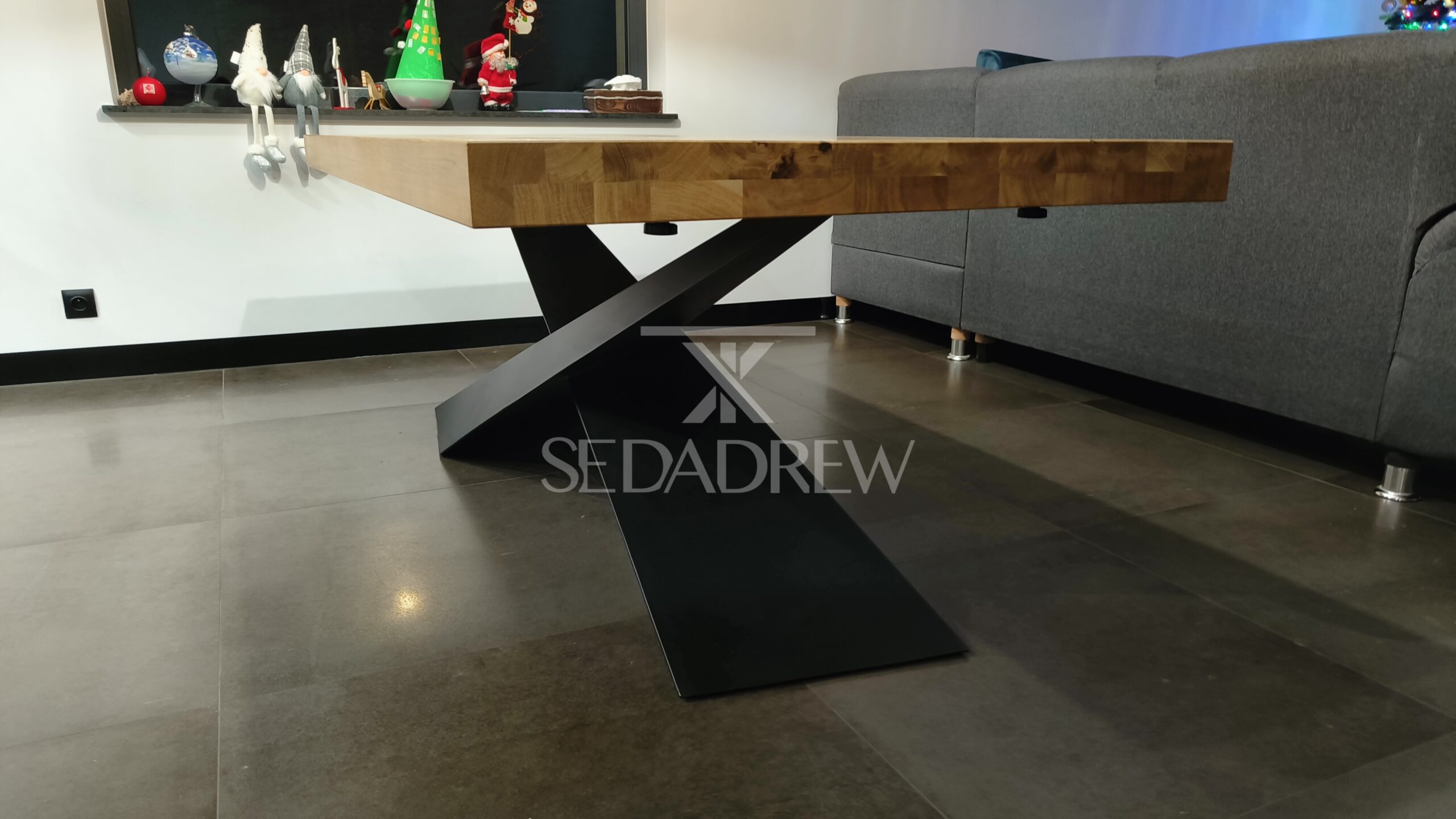 Czarne metalowe nogi i drewniany blat