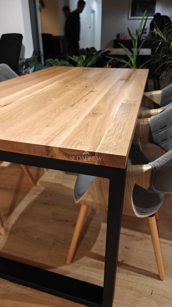 Klastyczny stół dębowy ze zlicowanym blatem i metalowymi nogami typu U | Stół 2D - obrazek 12